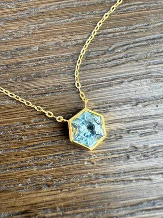 Hexagon Shaped Aquamarine Bea Necklace on Oval Textured Chain