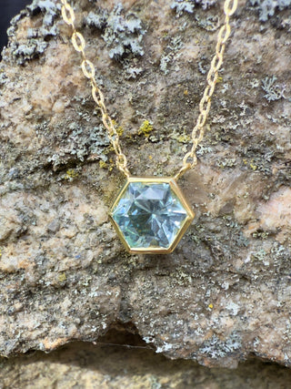 Hexagon Shaped Aquamarine Bea Necklace on Oval Textured Chain